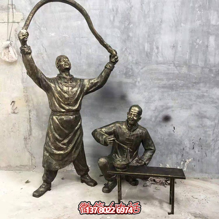 仿銅人物雕塑，裝點現(xiàn)代城市街道