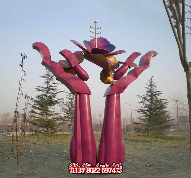 不銹鋼雕塑——用手捧花朵，點綴公園抽象美