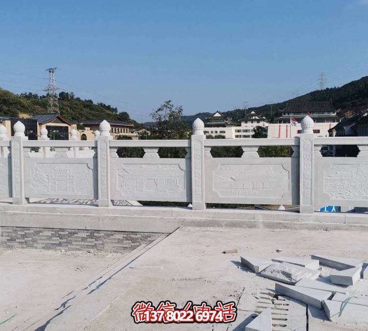 精美大理石雕塑，飾以圍欄的戶外河道裝飾