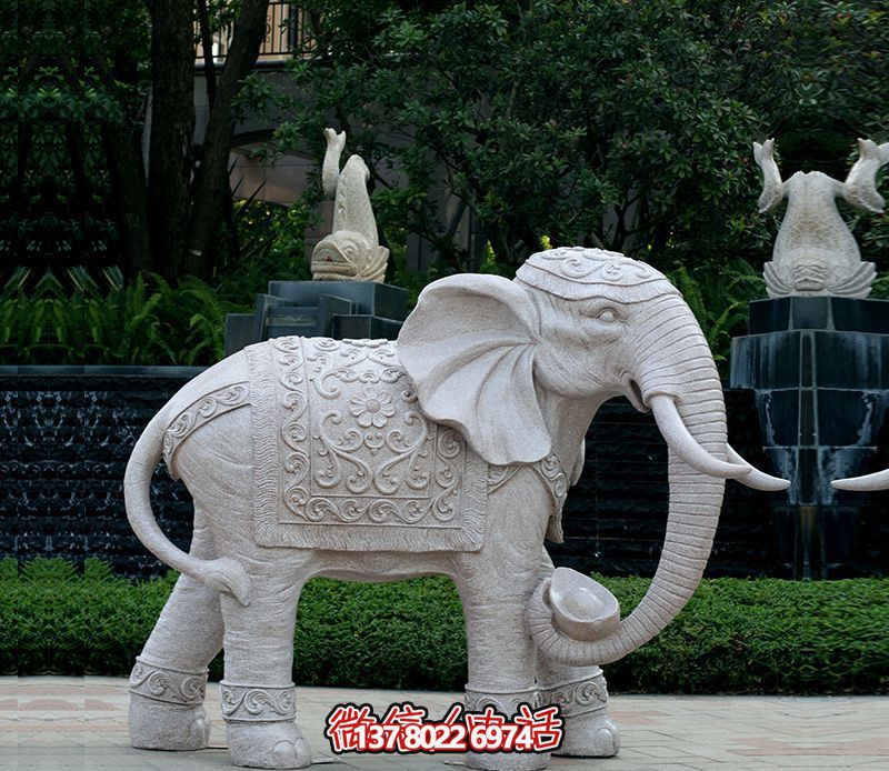 精美浮雕大象雕塑，點綴綠意花園