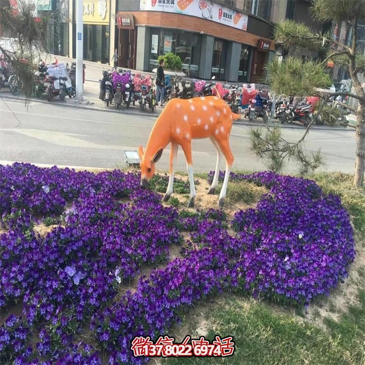 仿真鹿雕塑，在草叢中擺放，玻璃鋼打造
