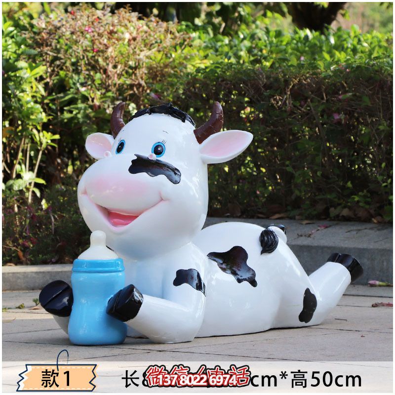 玻璃鋼牛雕塑，為幼兒園的幼兒們趴著喝奶更添樂趣