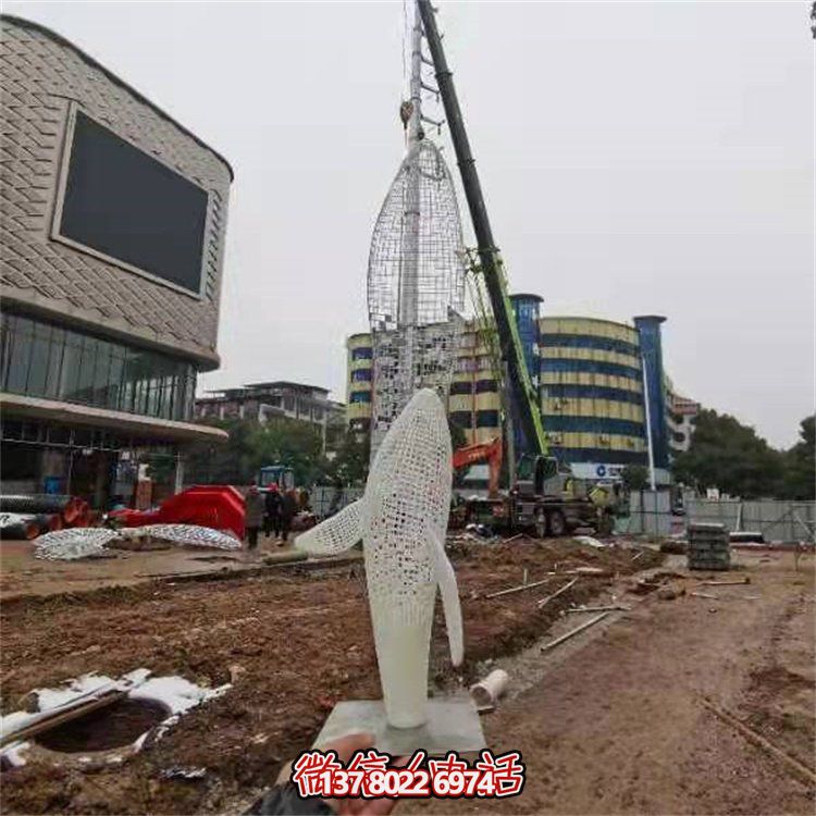 不銹鋼創意鏤空鯨魚雕塑，點綴園林景觀