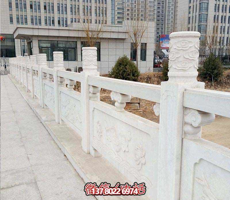漢白玉鑲嵌欄桿扶手，點(diǎn)綴走廊裝飾，為城市花園添彩