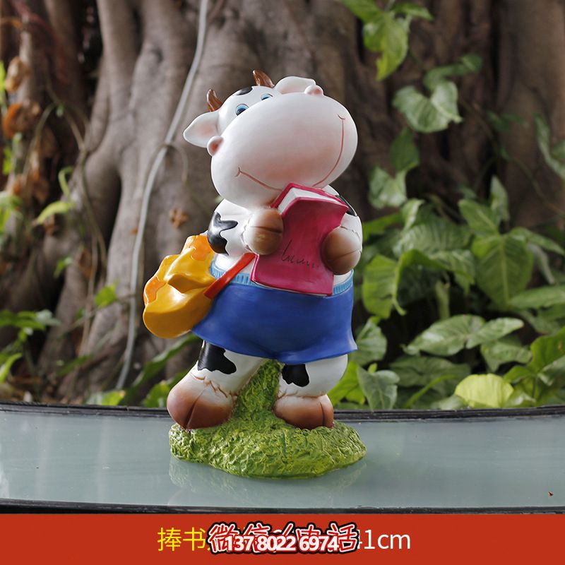 玻璃鋼雕塑牛，伴你一起看書，營造完美草坪