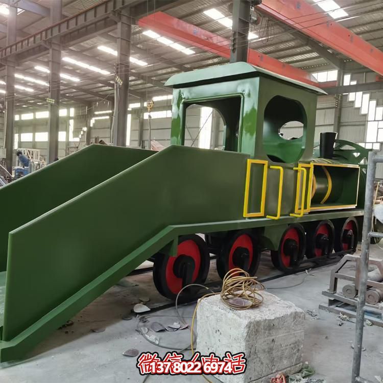 精致不銹鋼車頭雕塑，給游樂園增添時尚色彩