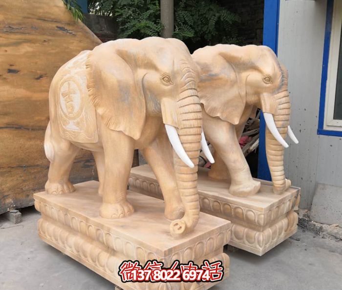 紅色庭院一抹晚霞，一個石雕大象雕塑