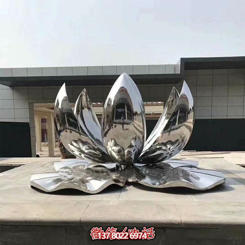 大型不銹鋼蓮花雕塑，鏡面反射景觀