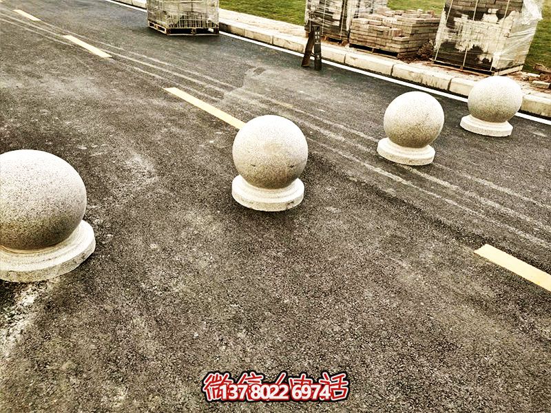 球形路障,為小學(xué)路邊擺放的安全隔離車 球形路障,為小學(xué)路邊擺放的安全隔離車