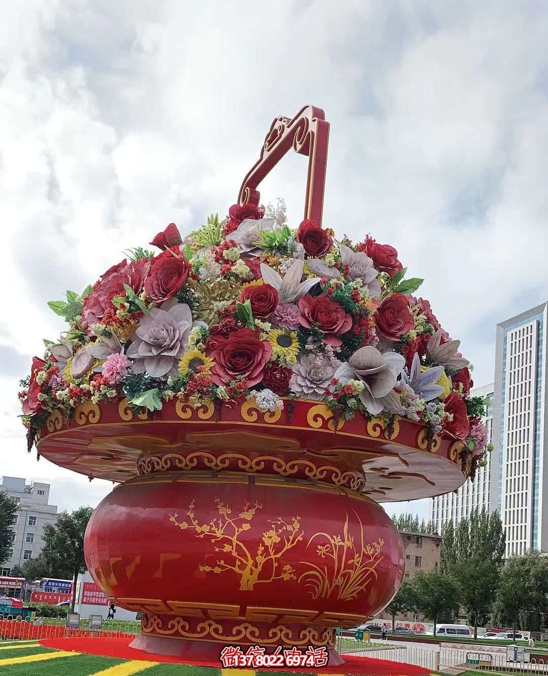 現代五彩花籃，給城市廣場帶來活力