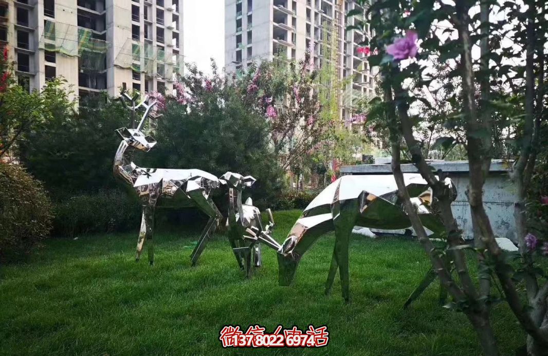 不銹鋼梅花鹿雕塑，讓公園草坪更美麗
