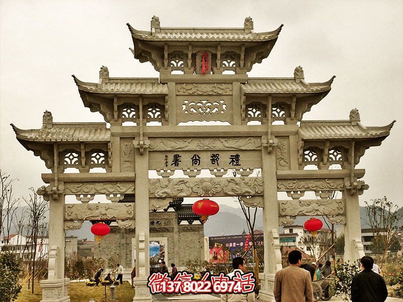 鏤空三門牌坊，點綴城市廣場