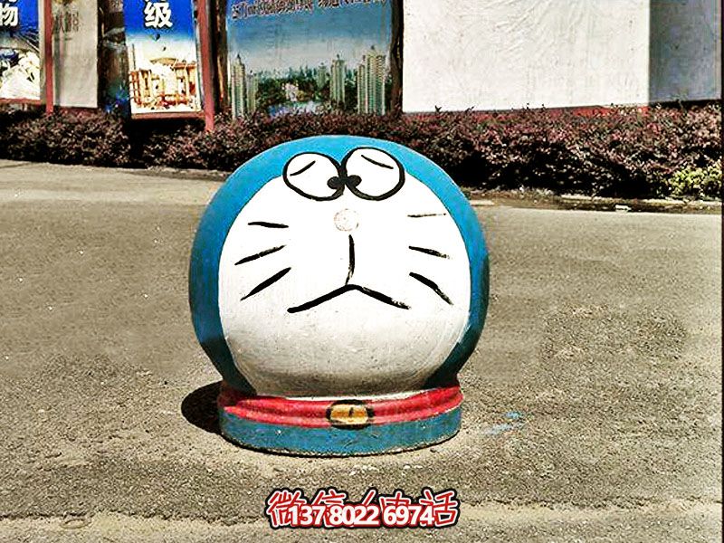 商場街邊擺放卡通多啦A夢擋車球 商場街邊擺放卡通多啦A夢擋車球