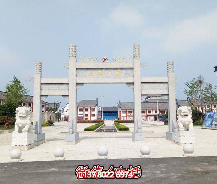 文化廣場擺放沖天柱三門石雕牌坊 文化廣場擺放沖天柱三門石雕牌坊