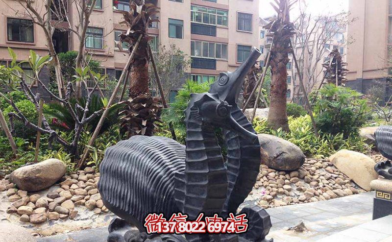 街道上擺放的一對黑色的玻璃鋼創(chuàng)意海馬雕塑 街道上擺放的一對黑色的玻璃鋼創(chuàng)意海馬雕塑