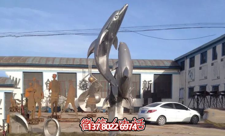 農場院內三只不銹鋼海豚雕塑 農場院內三只不銹鋼海豚雕塑