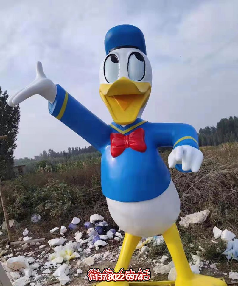 兒童樂園玻璃鋼彩繪唐老鴨雕塑 兒童樂園玻璃鋼彩繪唐老鴨雕塑