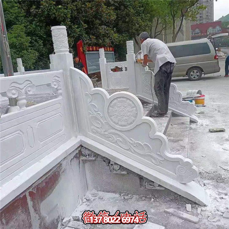 漢白玉旗臺欄板欄桿安裝，細節打磨處理