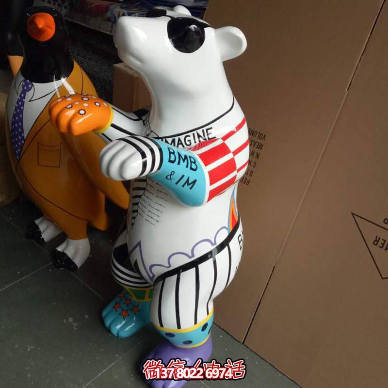 熊雕塑-公園廣場(chǎng)創(chuàng)意彩繪舉手戴眼鏡玻璃鋼熊雕塑 熊雕塑-公園廣場(chǎng)創(chuàng)意彩繪舉手戴眼鏡玻璃鋼熊雕塑